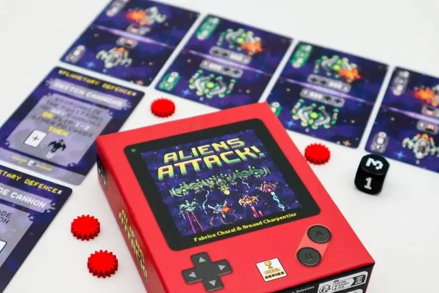 Aliens Attack!: Защитите Землю в новой карточной игре